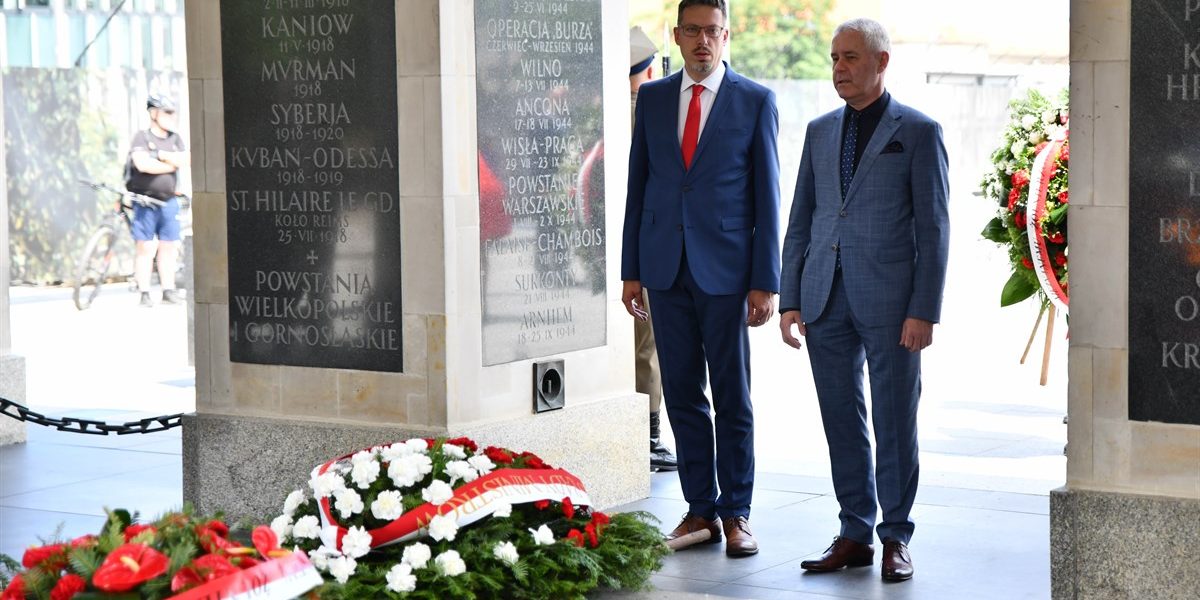 Wiceprezes PZKO Andrzej Suchanek (z lewej) wraz z prezesem Kongresu Polaków w RCz Mariuszem Wałachem złożył kwiaty na Grobie Nieznanego Żołnierza w Warszawie.