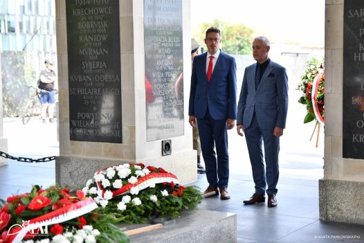 Wiceprezes PZKO Andrzej Suchanek (z lewej) wraz z prezesem Kongresu Polaków w RCz Mariuszem Wałachem złożył kwiaty na Grobie Nieznanego Żołnierza w Warszawie.